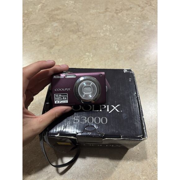 Nikon Plum Coolpix S3000 Digital Camera 12.0MP 4X Plum with Accessories - Picture 1 of 5
